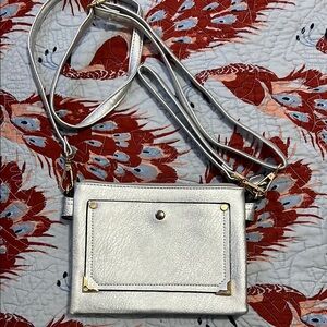 Sleek Silver Crossbody Bag with Metallic Accents